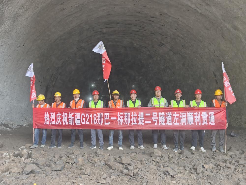 条幅合照.jpg 条幅合照.jpg